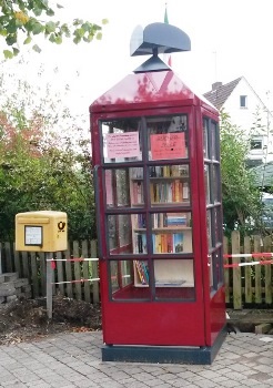 Öffentliche Bücherzelle in Frenkhausen aus einer umgebauten Telefonzelle